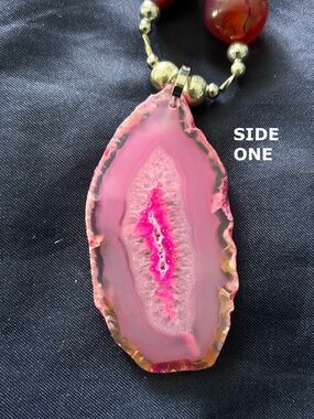 NECKLACE TWO-SIDED PINK GEODE SLICE WITH PINK AGATE BEADS AND GOLD TONE BEADS &